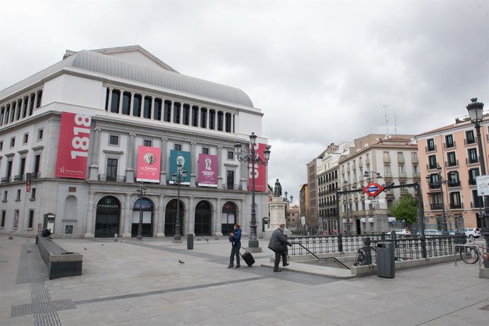 Archivo - Plaza de Isabel II o Plaza de Ópera con el Teatro Real al fondo, vacía durante el estado de alarma decretado por el coronavirus, en Madrid (España), a 16 de marzo de 2020.