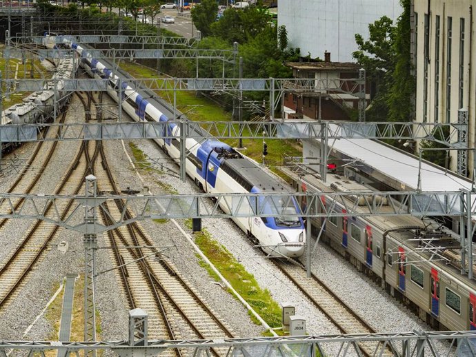 Archivo - Estación de tren en Seúl, Corea del Sur.