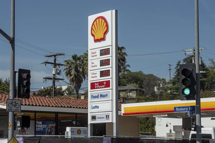 Archivo - Gasolinera Shell en Los Ángles, California, Estados Unidos.