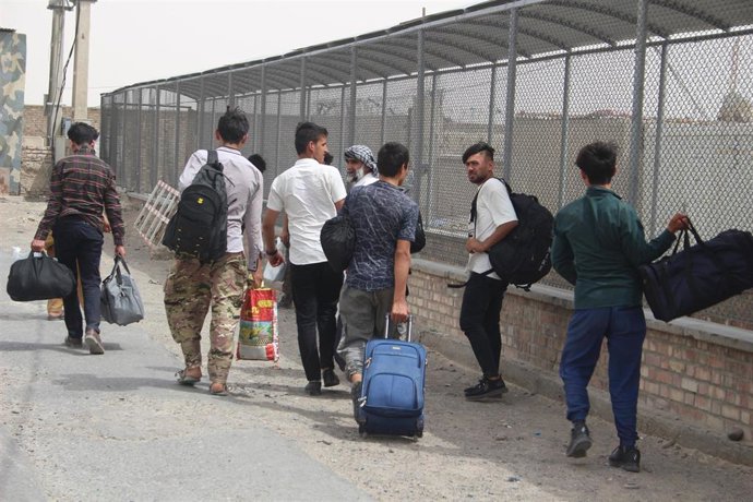 Archivo - Migrantes afganos volviendo a su país