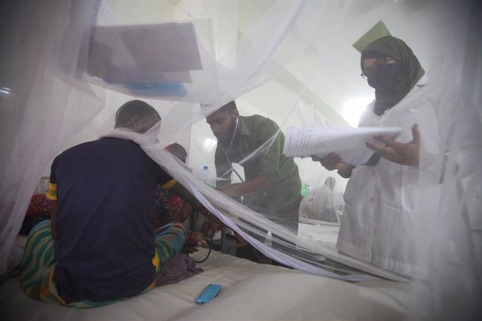 Archivo - Enfermos de dengue recibiendo el tratamiento en un hospital de Daca, Bangladesh