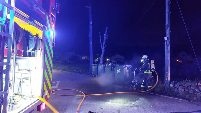 Bomberos sofocan de madrugada un incendio en unos contenedores en Beranga