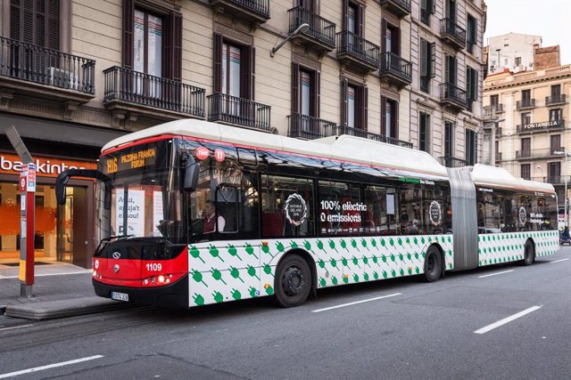 Archivo - Autobús elèctric de Transports Metropolitans de Barcelona de la línia H16