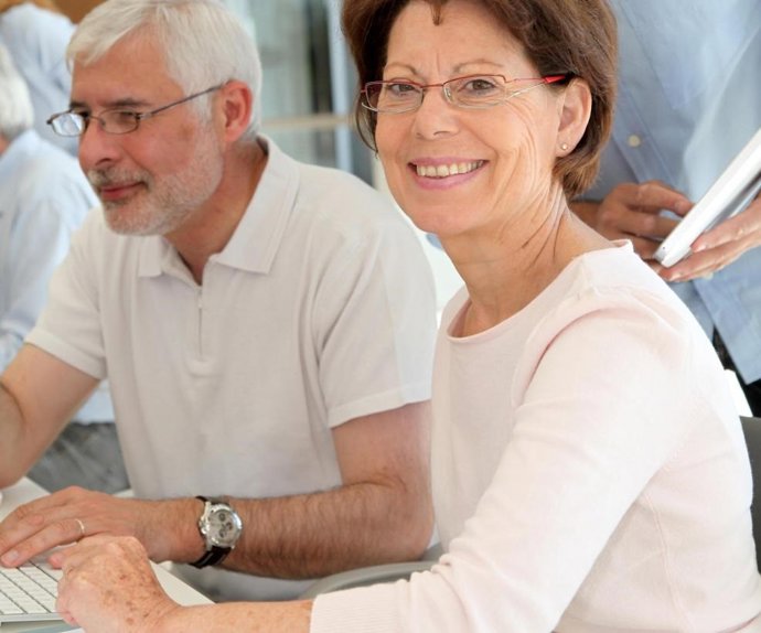Alumnos que cursan estudios en centros educativos para personas adultas.