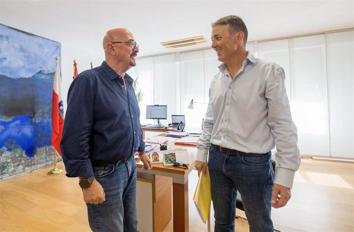 El consejero de Salud con el alcalde de Valdeolea