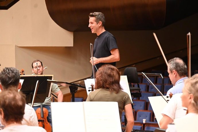 El director de Oviedo Filarmonía, Lucas Macias.