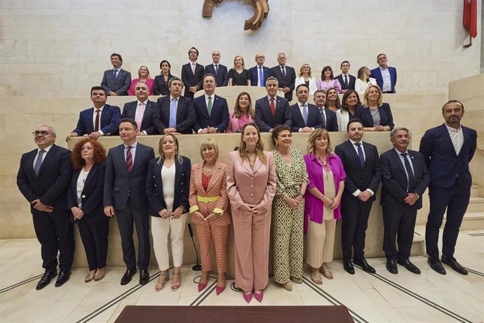 Archivo - Diputados que conforman el Parlamento de Cantabria esta legislatura