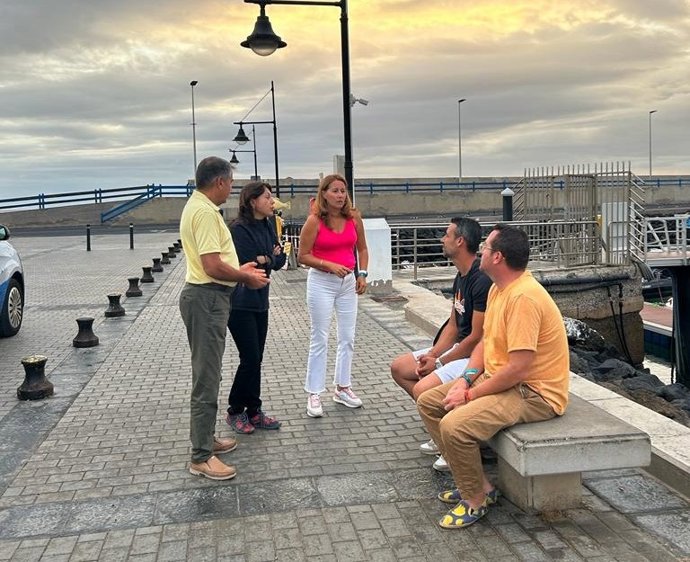 La presidenta del Cabildo de Fuerteventura, Lola García; la consejera de Seguridad y Emergencias, Paloma Hernández, y el alcalde de La Oliva, Isaí Blanco, en el muelle de Corralejo