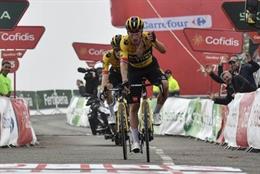 Primoz Roglic gana en el Angliru en La Vuelta 2023 por delante de Jonas Vingegaard