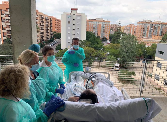 La UCI del Hospital General de Valncia pone en marcha la iniciativa 'Paseos que curan'