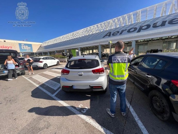 Un Policía en la zona de aparcamiento del aeropuerto