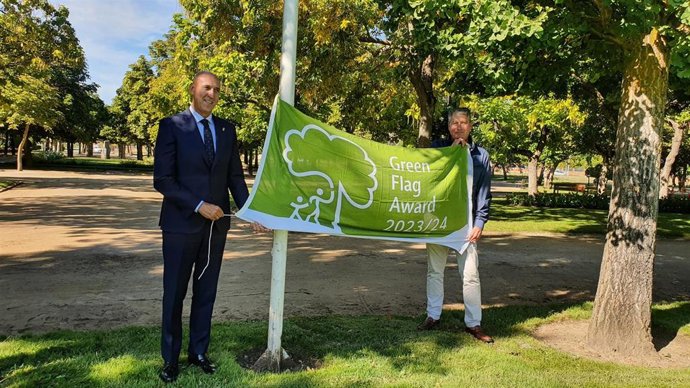 El alcalde de León, José Antonio Diez, y el concejal de Desarrollo Urbano, Luis Miguel García Copete, izan la Bandera Verde.