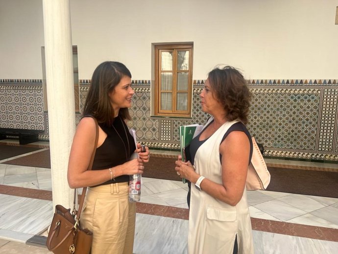 La parlamentaria andaluza del Partido Popular de Almería, Ángeles Martínez,  junto a la consejera de Salud y Consumo, Catalina García