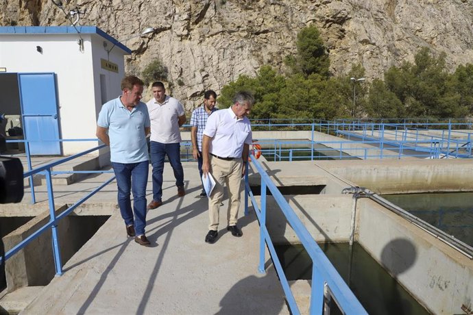 Archivo - El presidente de Diputación conoce la situación de la Estación de Tratamiento de Agua Potable de Iznájar