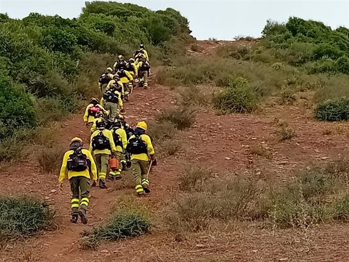 Bomberos del Infoca de Huelva llegan a la zona del incendio de Algeciras