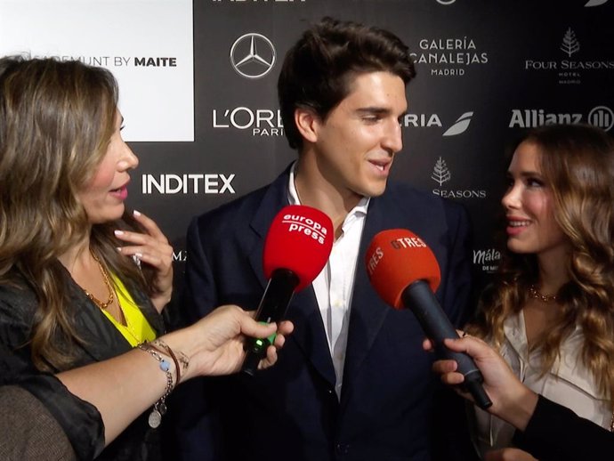 JAVIER GARCÍA LAGO ACUDE CON SU MADRE Y SU PROMETIDA AL DESFILE DE LOLA CASADEMUNT