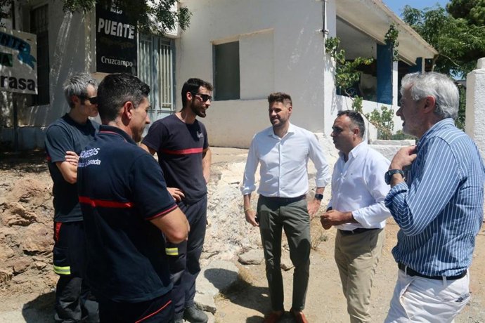 El presidente de la Diputación de Granada visita el parque de Bomberos de Cádiar.