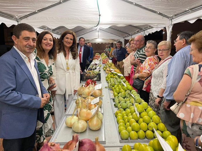 El presidente de la Diputación Provincial de Jaén, Francisco Reyes, ha asistido junto a la subdelegada del Gobierno en Jaén, Catalina Madueño, y la alcaldesa de Alcaudete, Yolanda Caballero, a la inauguración del Concurso Hortofrutícola de Alcaudete.