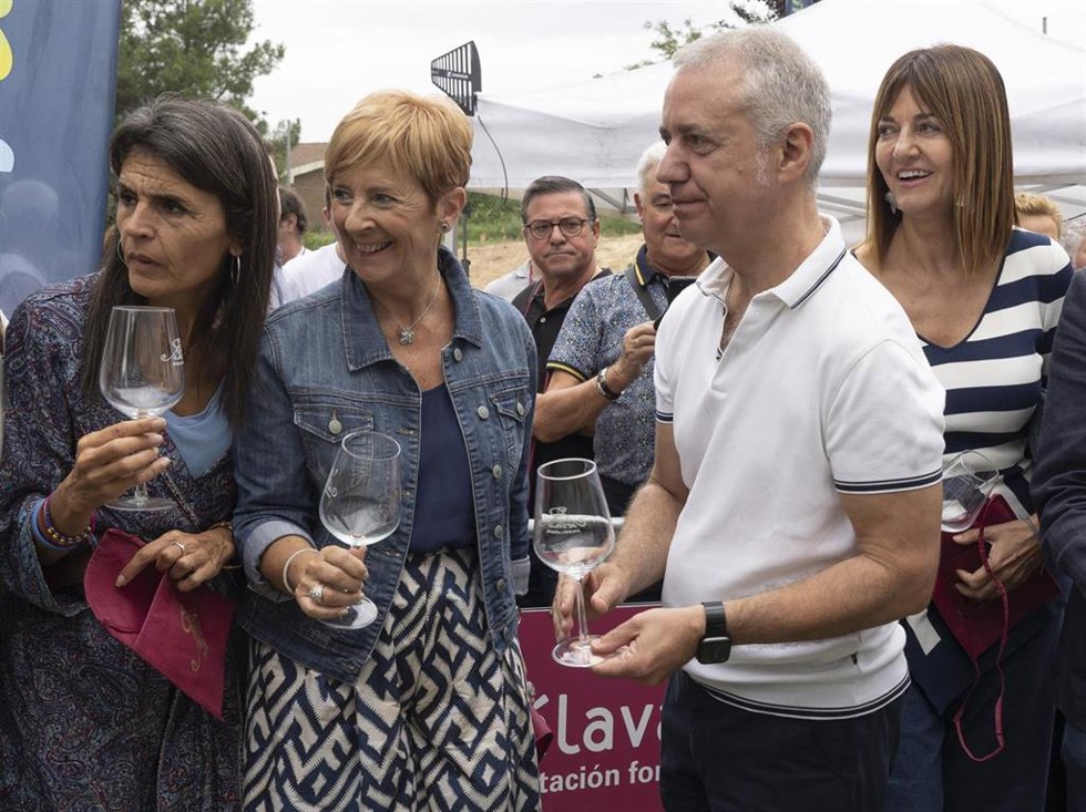 El lehendakari, Iñigo Urkullu, junto a las consejeras Melgosa, Tapia y Mendia, en la Fiesta de la Vendimia