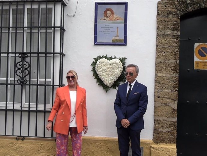 GLORIA MOHEDANO Y JOSÉ ORTEGA CANO EN EL HOMENAJE A ROCÍO JURADO POR SU 80 CUMPLEAÑOS