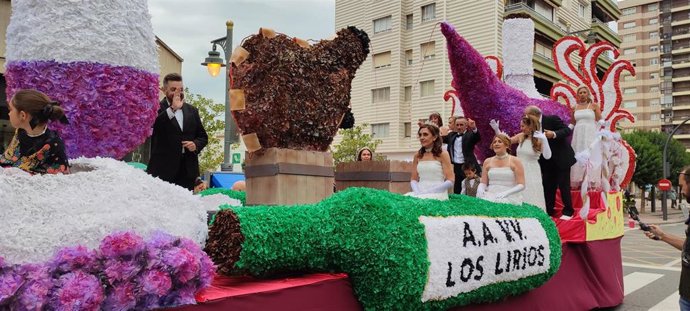 La carroza de la Asociación Vecinal Los Lirios gana el concurso desfile de las fiestas de San Mateo