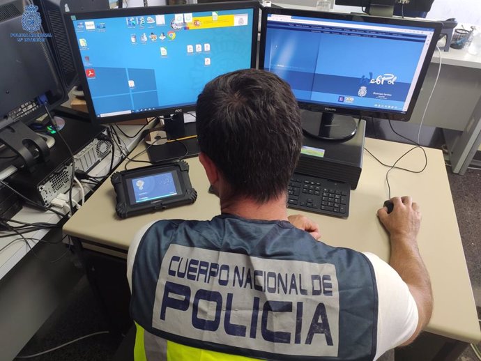 Un agente de Policía del grupo de Delincuencia Económica y Ciberdelincuencia (Delitos Tecnológicos)