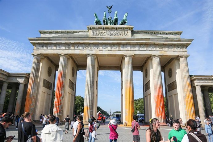La Puerta de Brandeburgo, con manchas de pintura naranja lanzada por activistas ecologistas del movimiento Última Generación