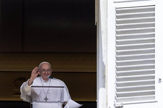 El Papa Francisco durante la oración del Ángelus en la plaza de San Pedro, Ciudad del Vaticano