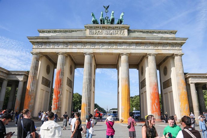 La Porta de Brandenburg, amb taques de pintura taronja llançada per activistes ecologistes del moviment Última Generació