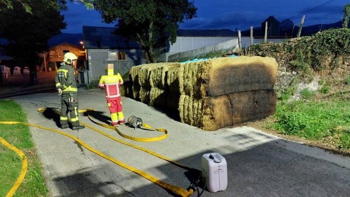 Bomberos acuden a una nave ganadera de Soba que se ha incendiado