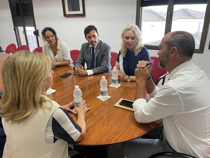 Reunión de trabajo entre la delegada del Gobierno de la Junta en Cádiz, Mercedes Colombo, y el alcalde de Los Barrios, Miguel Alconchel