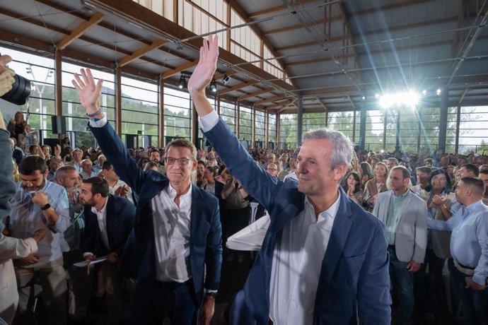 El presidente del Partido Popular y candidato a la presidencia del Gobierno, Alberto Nuñez Feijóo (i), y el presidente de la Xunta, Alfonso Rueda (d), saludan a su llegada a un mitin, en el Multiusos Fontes do Sar, a 17 de septiembre de 2023, en Santiag