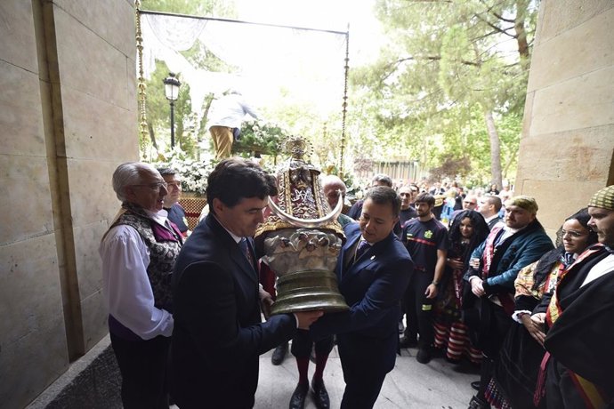 El alcalde en el traslado de la Imagen de la Patrona hasta su Capilla en el Ayuntamiento.