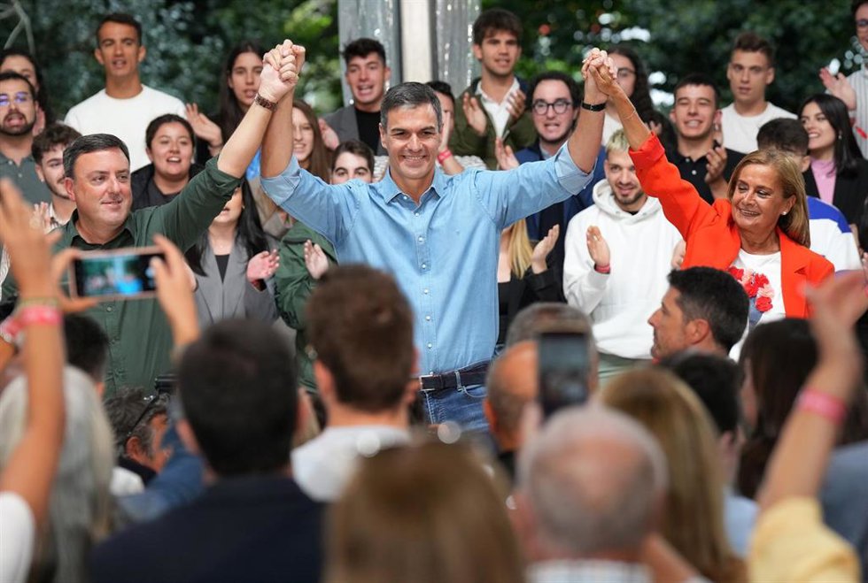 El presidente del Gobierno en funciones y secretario general del PSOE, Pedro Sánchez (c); el secretario general del PSdeG-PSOE, Valentín Formoso (i); y la primera teniente de alcalde del Ayuntamiento de Vigo, Carmela Silva; participan en la fiesta de l
