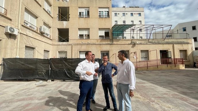 En el colegio Virgen de la Capilla se están realizando obras en una escalera.