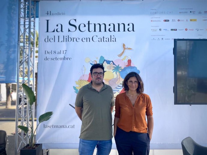 El presidente de Editors.Cat, Ilya Pérdigo, con la directora de La Setmana del Llibre en Catal, Cristina Domnech, en la presentación de la feria en el Moll de la Fusta en Barcelona