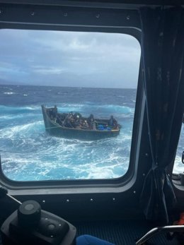 El CCS de Las Palmas coordina otro nuevo operativo para el rescate de 31 varones magrebíes a bordo de una patera a 12mn al sur de Gran Canaria. Salvamar Macondo los traslada a Arguineguín