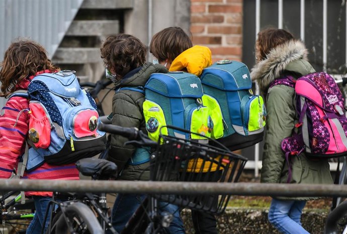 Archivo - Estudiantes en un colegio de Frankfurt, en Alemania