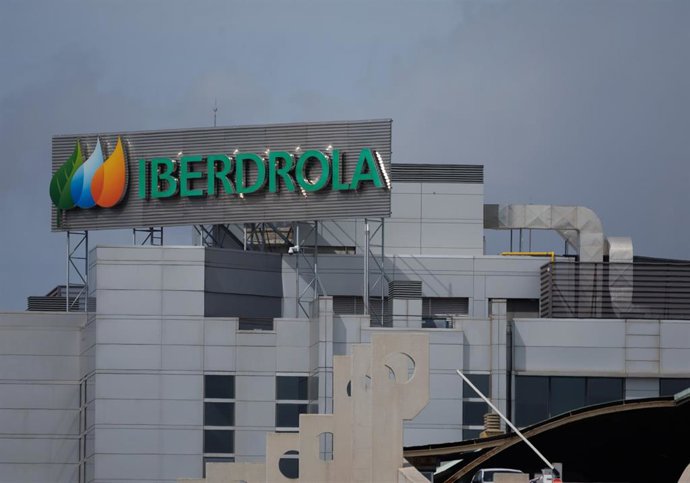 Archivo - Fachada de la sede de Iberdrola, a 31 de marzo de 2023, en Madrid (España). Energías Renovables Ibermap, la 'joint venture' creada en 2021 por Mapfre e Iberdrola para coinvertir en energías limpia, ha alcanzado los 445 megavatios (MW) en carte