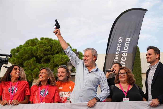 Collboni da la salida de la Cursa de la Merc en Barcelona