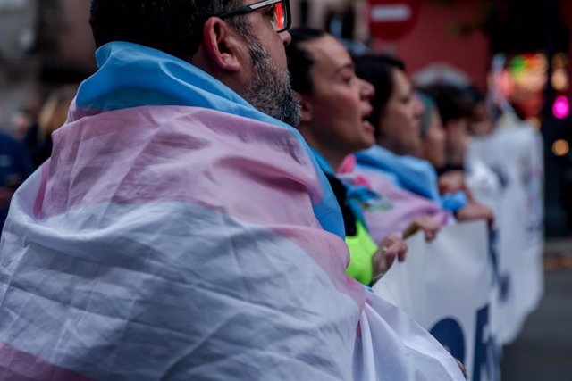 Archivo - Varias personas marchan en una manifestación por la Ley Trans