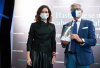 Ayuso recuerda a Pepe Domingo como una "grandísima persona", "muy libre y muy bravo"