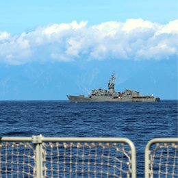 Archivo - NANJING, Aug. 5, 2022  -- Photo taken on Aug. 5, 2022 shows a Taiwan military vessel as seen from a warship of the navy of the Eastern Theater Command of the Chinese People's Liberation Army (PLA) during the navy's combat exercises and trainin