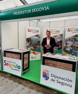 El delegado especial de Prodestur, Javier Figueredo, en el stand de la Diputación de Segovia.