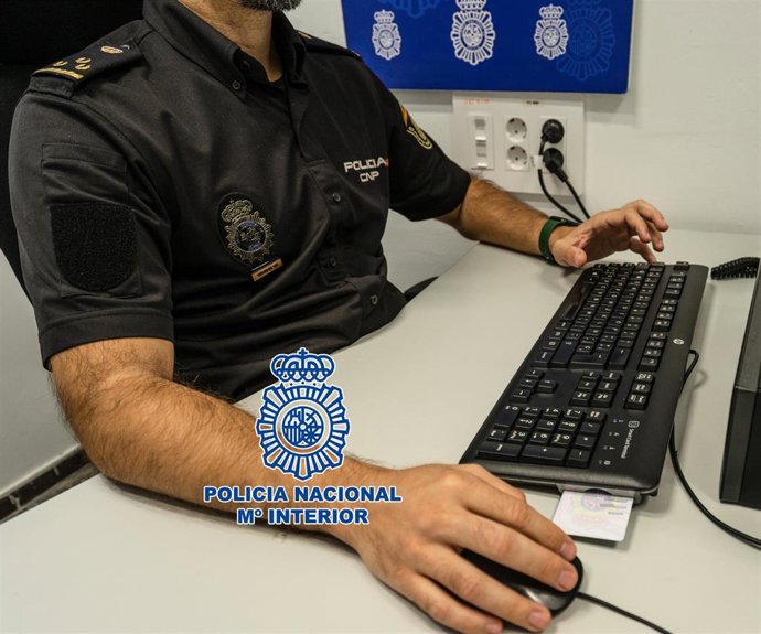 Archivo - Agente de la Policía Nacional especializado en delitos informáticos