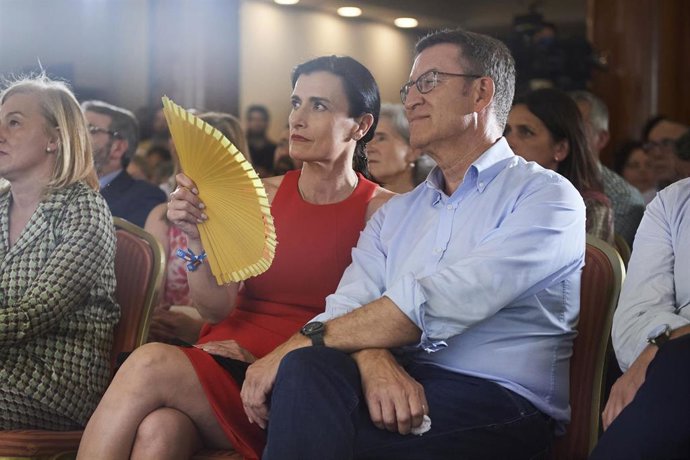 Archivo - El presidente del Partido Popular, Alberto Núñez Feijóo, y la alcaldesa de Santander, Gema Igual, durante la Junta Directiva regional del partido, en el Hotel Bahía de Santander, a 14 de junio de 2023, en Santander, Cantabria (España). 