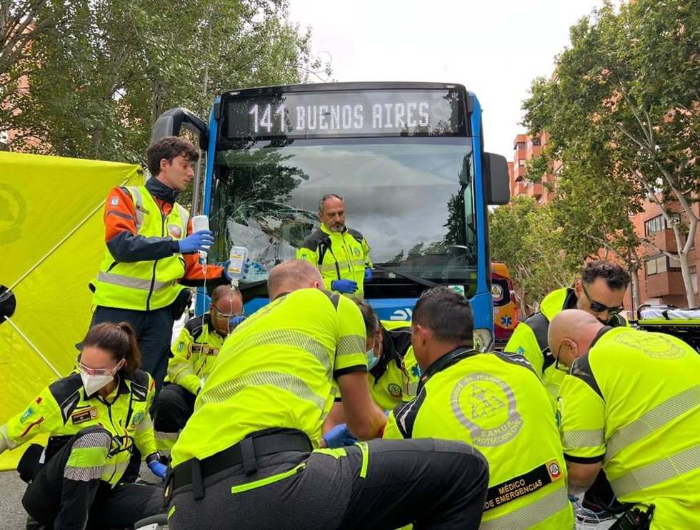 Equipo de Samur-PC atendiendo a un varón tras ser atropellado por un autobús de la EMT.