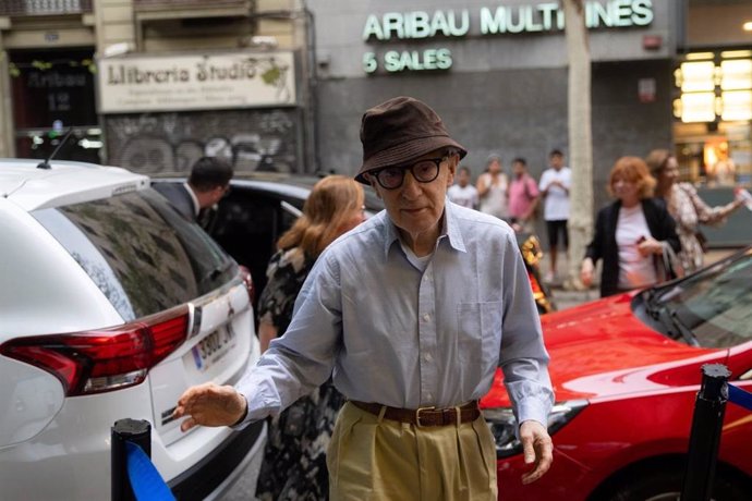 El cineasta estadounidense Woody Allen llega a los cines Aribau de Barcelona para presentar su nueva película, 'Golpe de suerte'