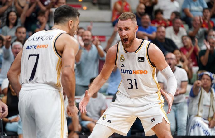 Facundo Campazzo y Dzanan Musa celebran una canasta del Real Madrid en la final de la Supercopa Endesa 2023