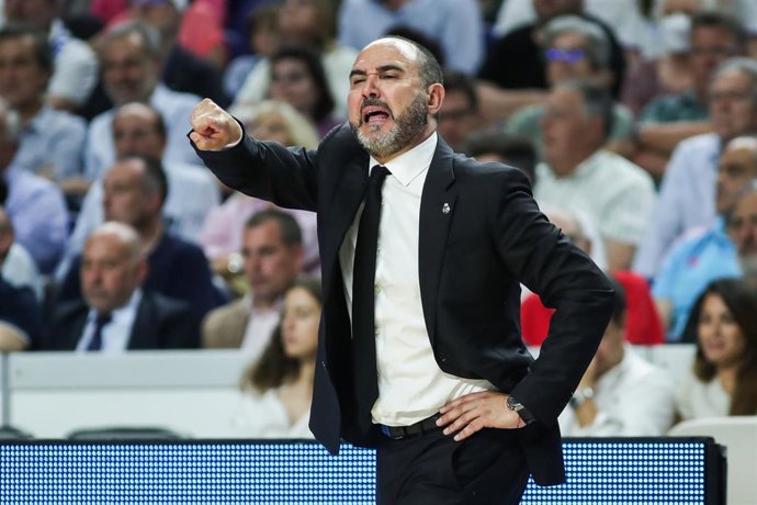 Archivo - Chus Mateo da instrucciones durante un partido del Real Madrid
